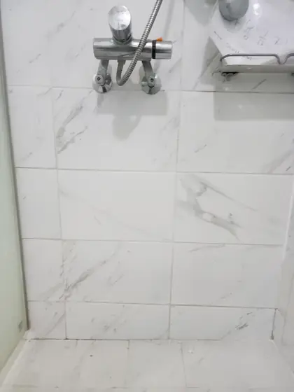 타일 구멍 부분보수 — 줄눈까지 마친 샤워장 벽